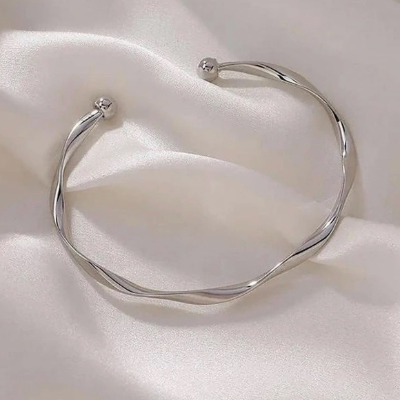 Gold or Silver Twist Design Open Cuff Bracelet. New - Picture 4 of 11